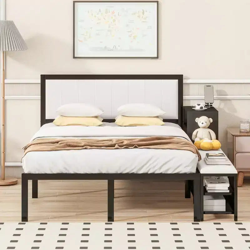 Letto a piattaforma matrimoniale nero con ripiani e armadietto contenitori, struttura in metallo, 1 persona