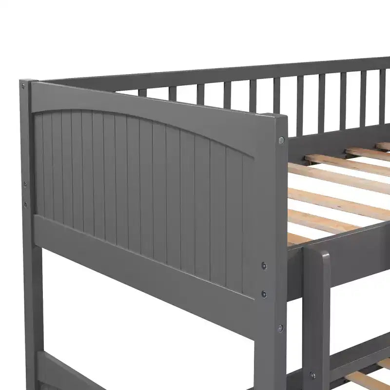 Letto a castello triplo a L grigio/bianco, a due piani, 3 posti letto