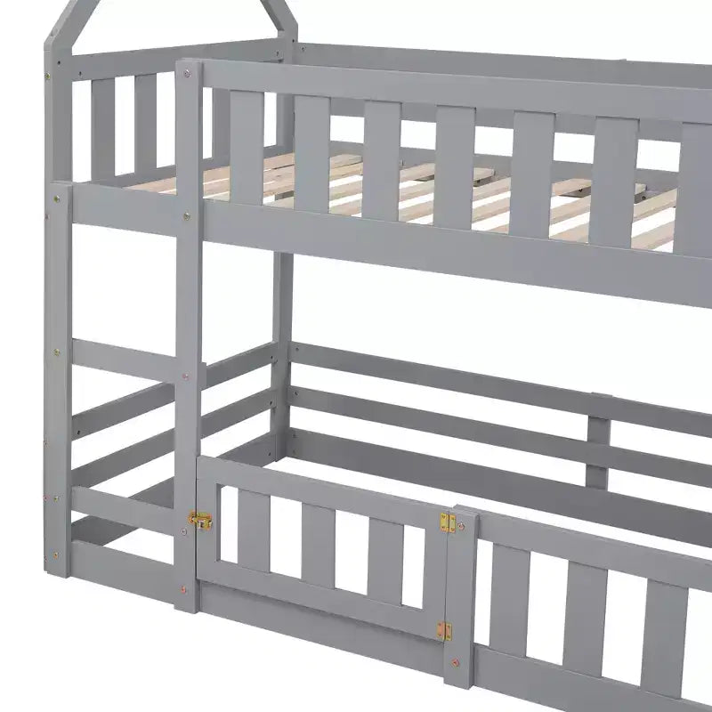 Letto a castello basso in stile casetta, grigio/bianco, piazza e mezza su piazza e mezza, per 2 persone