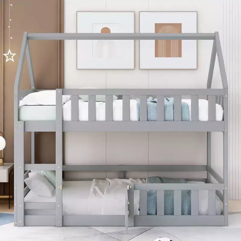 Letto a castello basso in stile casetta, grigio/bianco, piazza e mezza su piazza e mezza, per 2 persone