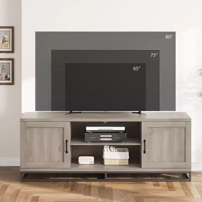Mobile TV da fattoria grigio con gambe in metallo e ripiani regolabili, adatto a TV fino a 75"